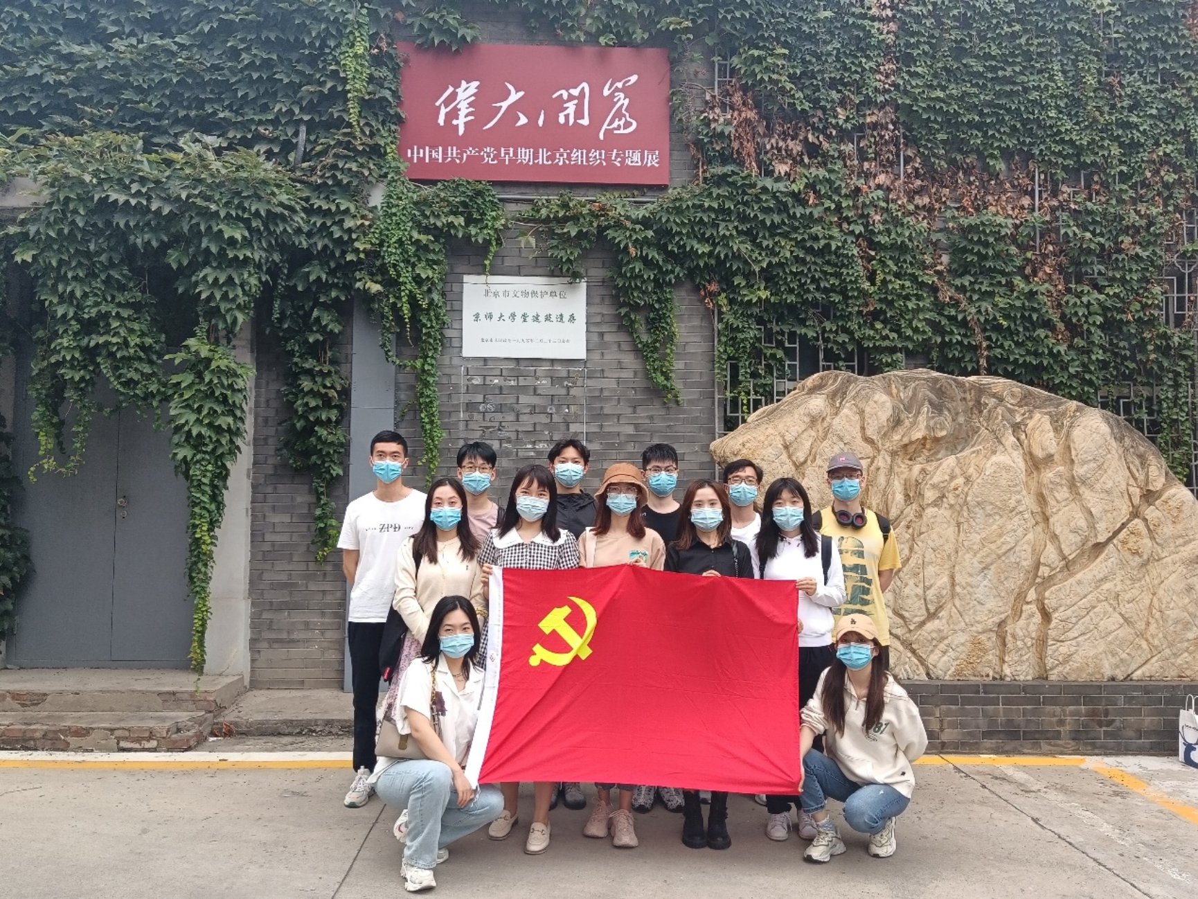 人们在看台上的人在街道上

低可信度描述已自动生成