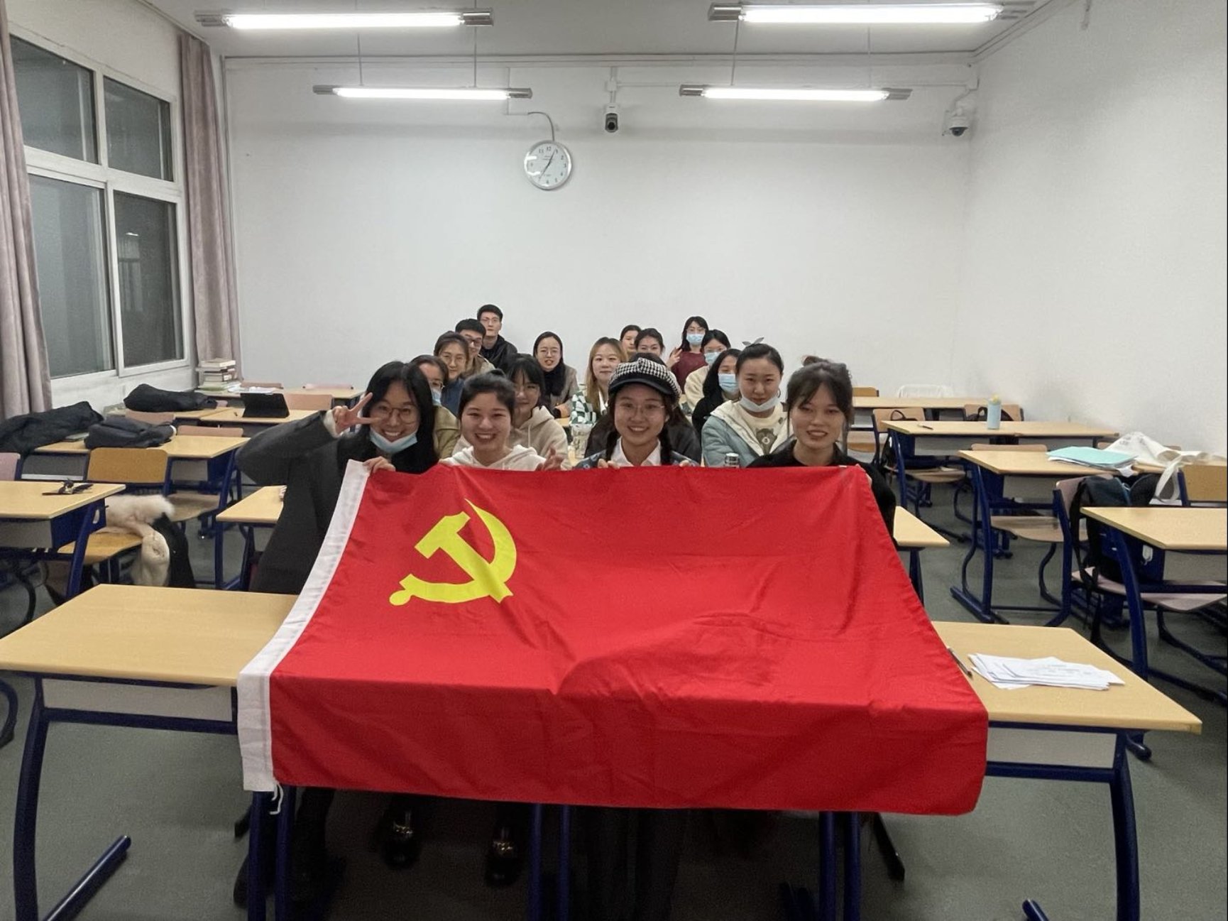 人们在房间里

中度可信度描述已自动生成