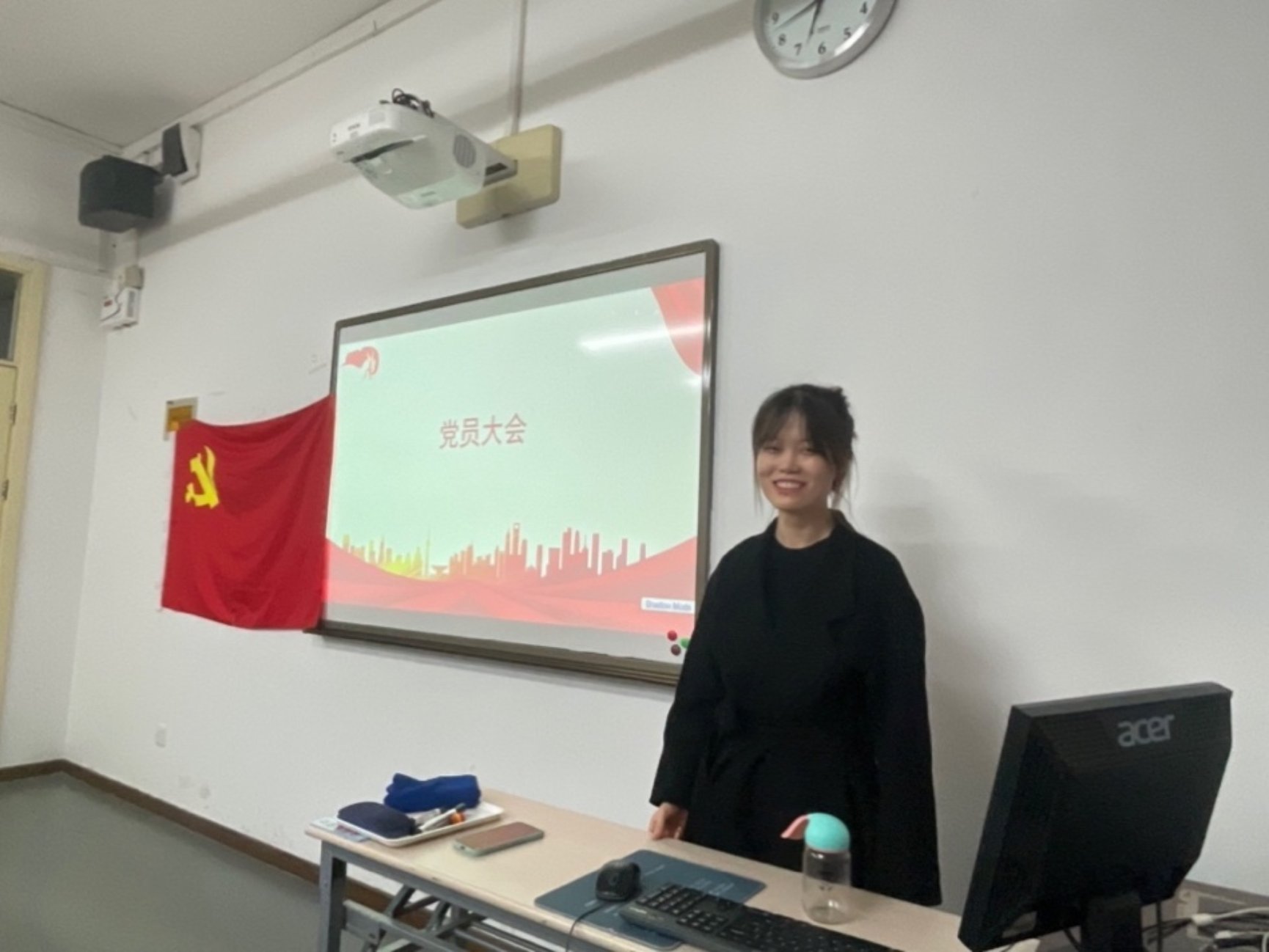 男人拿着笔记本电脑的桌子前

低可信度描述已自动生成