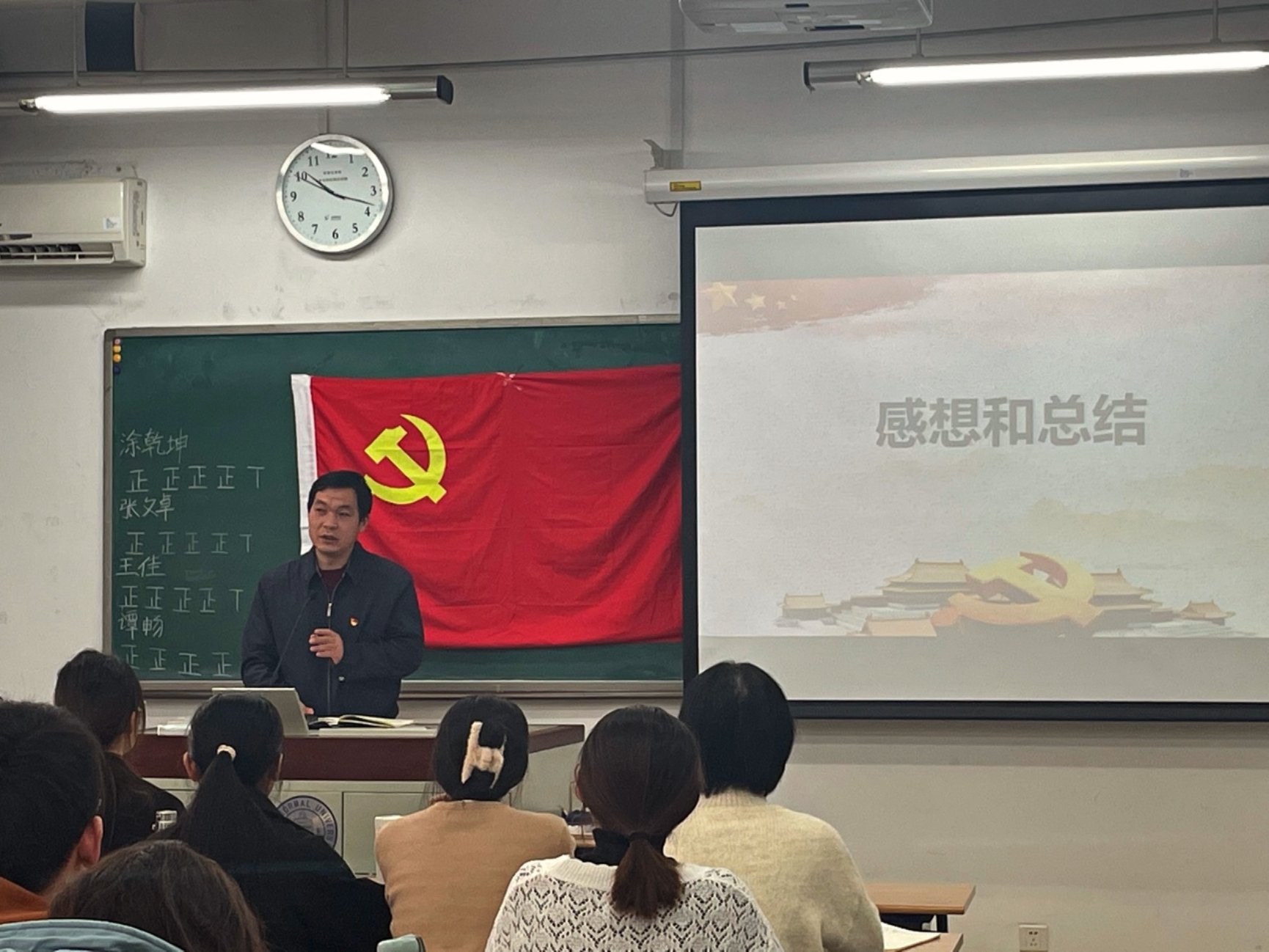 会议室里的人们

描述已自动生成