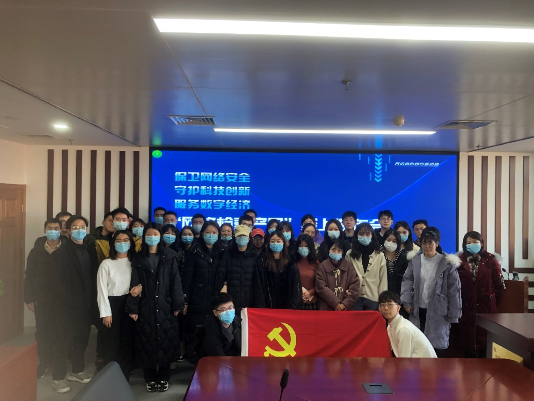 会议室里的人们

描述已自动生成